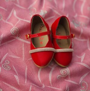 girls red formal pumps